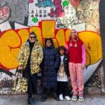 Regina Casé Instagram - All I Want For Christmas é isso aí! 🎅🏻🎄 Meus amores grudadinhos em mim em Nova York! ❤️🗽 #ReginaCase #NewYork #newyorkchristmas