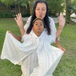 Regina Casé Instagram - E hoje… 11!!!!!! Corre pra ver esse carrossel de amor com uma foto pra cada um desses 11 anos! Onze anos desse que, pra mim, continua um bebezinho que cabe dentro do meu vestido. Que consigo levantar com as pernas. Que carrego na carcunda. Que nado com ele nas costas. Que dorme comigo rente que nem pão quente. Que é o meu carrapatinho. Que não deixa eu beijar muito a barroquinha que ele tem no queixo. Que dança comigo, que dá risada, que faz birra. Que quando eu pergunto quem é o meu amor e, ele tá quase dormindo, responde levantando só um dedinho. Que... mudou a minha vida. Roque, a mamãe te ama muito!❤️ #reginacasé #mãeefilho