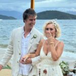 Regina Casé Instagram - Quando a gente vai a um casamento parece que a gente tá casando de novo… E não são só as memórias mas a atmosfera,aquele amor todo se manifestando… e assim foi na celebração de @joalmeidabraga e @chicoalmendra nessa tarde cheia de emoção,quando até a chuva parou ,as nuvens se afastaram pra mostrar um céu lindo cheio de cores ali na beirinha do mar. Até a maré foi subindo devagarinho pra não atrapalhar … Toda felicidade pros noivos queridos,pra nós e pra todos os românticos que como eu choram em casamentos!😍