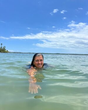 Regina Casé Instagram - Conheci agora esse lugar lindo aqui na Bahia🩵
Ponta do Curral!
E na contagem regressiva pro meu aniversário ando tão reflexiva…
Sempre amei a Água ,do rio ,do mar,da cachoeira…
Por mim ,passava mais tempo na àgua do que fora dela.
Quem me conhece sabe que desde pequenininha consigo flutuar paradinha,quietinha,sem me mexer, deitada,sentada e até mesmo em pé!
A água é minha cura,meu prazer…
Mas nunca poderia imaginar que chegaria à minha idade navegando cada vez mais “por mares nunca d’antes navegados”…
Só me resta agradecer e zelar para que  essas  àguas permaneçam limpas pra meus filhos e netos ,todos os curumins e bichinhos desse Planeta ÁGUA🩵