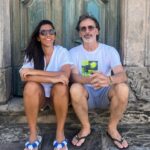 Regina Casé Instagram - Esse é @luizzerbini pai da minha filha @beneditazerbini e vô do meu neto Brás. Eu adoro ele não só por isso ou por ser o maior pintor que existe e o que mais me emociona,mas também pq ele tem uma memória incrível (😂piada interna) e como a gente se conhece desde o paleolítico da nossa história,nós lembramos mil coisas o tempo todo e a dá muita risada… Esse carrossel poderia se chamar: “DE FÉRIAS COM O EX !😂 1 nós no mar 2 Luiz e Benedita na Igreja do Boqueirão 3 vó Yayá vô Zerbini o q arde cura 4 no atelier do querido @daniel.jorge_ 5 na exposição deslumbrante de @walterfirmo 6 Parabéns! @gilmarilia MAM Salvador 7 tomando a fresca no Largo de Santo Antônio com @apitta73 e yoyô @eciavatta 8 2 artistas falando sobre seus trabalhos 8 tomando a fresca no Largo de Santo Antônio com @apitta73 e yoyô @eciavatta t 9 noite da beleza negra 10 nós no por do sol da baia de todos os santos