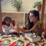 Regina Casé Instagram - Esse é @luizzerbini pai da minha filha @beneditazerbini e vô do meu neto Brás. Eu adoro ele não só por isso ou por ser o maior pintor que existe e o que mais me emociona,mas também pq ele tem uma memória incrível (😂piada interna) e como a gente se conhece desde o paleolítico da nossa história,nós lembramos mil coisas o tempo todo e a dá muita risada… Esse carrossel poderia se chamar: “DE FÉRIAS COM O EX !😂 1 nós no mar 2 Luiz e Benedita na Igreja do Boqueirão 3 vó Yayá vô Zerbini o q arde cura 4 no atelier do querido @daniel.jorge_ 5 na exposição deslumbrante de @walterfirmo 6 Parabéns! @gilmarilia MAM Salvador 7 tomando a fresca no Largo de Santo Antônio com @apitta73 e yoyô @eciavatta 8 2 artistas falando sobre seus trabalhos 8 tomando a fresca no Largo de Santo Antônio com @apitta73 e yoyô @eciavatta t 9 noite da beleza negra 10 nós no por do sol da baia de todos os santos