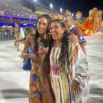 Regina Casé Instagram - Um #tbt para quem assim como eu já está morrendo de saudade do carnaval? Que delícia esses encontros pela avenida!! @_leandrovieirarj meu amor que fez esse desfile lindo da @imperatrizleopoldinenseoficial! minha amiga @taisdeverdade que estava maravilhosa na @oficialportela! Gente, e que sonho que foi desfilar na @granderio! E de onça! 🐆 #ReginaCase #GrandeRio #Carnaval