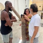 Regina Casé Instagram - Esse é @luizzerbini pai da minha filha @beneditazerbini e vô do meu neto Brás. Eu adoro ele não só por isso ou por ser o maior pintor que existe e o que mais me emociona,mas também pq ele tem uma memória incrível (😂piada interna) e como a gente se conhece desde o paleolítico da nossa história,nós lembramos mil coisas o tempo todo e a dá muita risada… Esse carrossel poderia se chamar: “DE FÉRIAS COM O EX !😂 1 nós no mar 2 Luiz e Benedita na Igreja do Boqueirão 3 vó Yayá vô Zerbini o q arde cura 4 no atelier do querido @daniel.jorge_ 5 na exposição deslumbrante de @walterfirmo 6 Parabéns! @gilmarilia MAM Salvador 7 tomando a fresca no Largo de Santo Antônio com @apitta73 e yoyô @eciavatta 8 2 artistas falando sobre seus trabalhos 8 tomando a fresca no Largo de Santo Antônio com @apitta73 e yoyô @eciavatta t 9 noite da beleza negra 10 nós no por do sol da baia de todos os santos