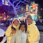 Regina Casé Instagram - All I Want For Christmas é isso aí! 🎅🏻🎄 Meus amores grudadinhos em mim em Nova York! ❤️🗽 #ReginaCase #NewYork #newyorkchristmas
