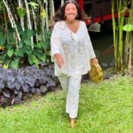 Regina Casé Instagram - Quando a gente vai a um casamento parece que a gente tá casando de novo… E não são só as memórias mas a atmosfera,aquele amor todo se manifestando… e assim foi na celebração de @joalmeidabraga e @chicoalmendra nessa tarde cheia de emoção,quando até a chuva parou ,as nuvens se afastaram pra mostrar um céu lindo cheio de cores ali na beirinha do mar. Até a maré foi subindo devagarinho pra não atrapalhar … Toda felicidade pros noivos queridos,pra nós e pra todos os românticos que como eu choram em casamentos!😍