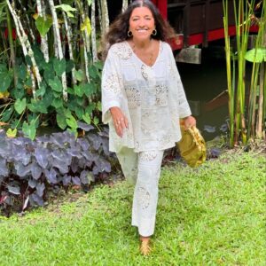 Regina Casé Instagram - Quando a gente vai a um casamento parece que a gente tá casando de novo…
E não são só as memórias mas a atmosfera,aquele amor todo se manifestando… e assim foi na celebração de @joalmeidabraga e @chicoalmendra  nessa tarde cheia de emoção,quando até a chuva parou ,as nuvens se afastaram pra mostrar um céu lindo cheio de cores ali na beirinha do mar. Até a maré foi subindo devagarinho pra não atrapalhar …
Toda felicidade pros noivos queridos,pra nós e pra todos os românticos que como eu choram em casamentos!😍