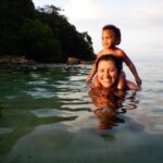 Regina Casé Instagram - E hoje… 11!!!!!! Corre pra ver esse carrossel de amor com uma foto pra cada um desses 11 anos! Onze anos desse que, pra mim, continua um bebezinho que cabe dentro do meu vestido. Que consigo levantar com as pernas. Que carrego na carcunda. Que nado com ele nas costas. Que dorme comigo rente que nem pão quente. Que é o meu carrapatinho. Que não deixa eu beijar muito a barroquinha que ele tem no queixo. Que dança comigo, que dá risada, que faz birra. Que quando eu pergunto quem é o meu amor e, ele tá quase dormindo, responde levantando só um dedinho. Que... mudou a minha vida. Roque, a mamãe te ama muito!❤️ #reginacasé #mãeefilho