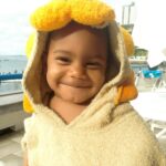 Regina Casé Instagram - E hoje… 11!!!!!! Corre pra ver esse carrossel de amor com uma foto pra cada um desses 11 anos! Onze anos desse que, pra mim, continua um bebezinho que cabe dentro do meu vestido. Que consigo levantar com as pernas. Que carrego na carcunda. Que nado com ele nas costas. Que dorme comigo rente que nem pão quente. Que é o meu carrapatinho. Que não deixa eu beijar muito a barroquinha que ele tem no queixo. Que dança comigo, que dá risada, que faz birra. Que quando eu pergunto quem é o meu amor e, ele tá quase dormindo, responde levantando só um dedinho. Que... mudou a minha vida. Roque, a mamãe te ama muito!❤️ #reginacasé #mãeefilho