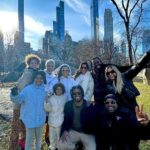 Regina Casé Instagram - Já estamos no ritmo do Natal por aqui. Seja no Brasil ou em New York, quando estamos juntos a diversão é garantida 🖤😂🎄