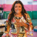 Regina Casé Instagram - Nesta hora eu chorei mesmo! Sempre sonhei juntar meus amigos da Bahia com os do Rio! Todos disseram que não dava pra vir e eu morri de pena... De repente ouço a voz de @aloisiomenezesoficial , @portella.acucar e @vekoaraujo com aquele sombreiro lindo do @cortejoafro ! Que felicidade poder apresentar essa gente que eu amo tanto de lá pra todos que amo tanto daqui, como esses daí... juntar @donadamangueira , @ivanirdossantos.rio , @vovodoile_oficial e muito mais! Obrigada, Yoyô! Por ter me dado mais esse presente! Foi lindo demais esse encontro! E justamente LÁ... Na @mangueira_oficial ! Onde o Rio é mais baiano! 🩷💚 📸: @leandrojorasfoto #Case70 #ReginaCase