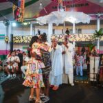 Regina Casé Instagram - Nesta hora eu chorei mesmo! Sempre sonhei juntar meus amigos da Bahia com os do Rio! Todos disseram que não dava pra vir e eu morri de pena... De repente ouço a voz de @aloisiomenezesoficial , @portella.acucar e @vekoaraujo com aquele sombreiro lindo do @cortejoafro ! Que felicidade poder apresentar essa gente que eu amo tanto de lá pra todos que amo tanto daqui, como esses daí... juntar @donadamangueira , @ivanirdossantos.rio , @vovodoile_oficial e muito mais! Obrigada, Yoyô! Por ter me dado mais esse presente! Foi lindo demais esse encontro! E justamente LÁ... Na @mangueira_oficial ! Onde o Rio é mais baiano! 🩷💚 📸: @leandrojorasfoto #Case70 #ReginaCase