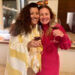 Regina Casé Instagram - Hoje é dia dela!!! Minha amiga adorada!! Juntas vamos das fofocas mais bobocas até as confidências mais profundas! Te amo, Adriana Esteves ❤️ #ReginaCase #AdrianaEsteves #Amizade