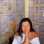 Regina Casé Instagram - Hoje foi dia de pedir proteção à Santa Luzia🙏🏽 Eu tive um problema nos olhos que felizmente era reversível mas foi muito assustador pra mim.. depois de um final de ano difícil por muitos motivos ,viajei e lá fora deu ruim… não contei aqui na época pq era Natal e Ano novo e queria levantar o astral ,meu e de vocês… @joaopedrojanuario teve também uns tempos atrás um acidente na vista,mas muito mais grave seu olho esquerdo foi atingido durante um show por um objeto saido do canhão de papel picado e infelizmente perdeu a visão central ,deste lado ,irreversívelmente ,mesmo depois de uma cirurgia … Nós dois estávamos devendo essa visita à Santa Luiza! Fomos agradecer pois mesmo com os sustos grandes ou pequenos que a gente levou continuamos “Vendo a vida com bons olhos” e achando ela bonita!!!!🙌🏽