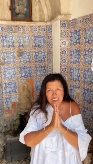 Regina Casé Instagram - Hoje foi dia de pedir proteção à Santa Luzia🙏🏽
Eu tive  um problema nos olhos que felizmente era reversível mas foi muito assustador pra mim.. depois de um final de ano difícil por muitos motivos ,viajei e lá fora deu ruim… não contei aqui na época pq era Natal e Ano novo e queria levantar o astral ,meu e de vocês…

@joaopedrojanuario teve também uns tempos atrás um acidente na vista,mas muito mais grave
seu olho esquerdo foi atingido durante um show por um objeto saido do canhão de papel picado e infelizmente perdeu a visão central ,deste lado ,irreversívelmente
,mesmo depois de uma cirurgia …
Nós dois estávamos devendo essa visita à Santa Luiza!
Fomos agradecer pois mesmo com os sustos grandes ou pequenos que a gente levou continuamos 
“Vendo a vida com bons olhos” 
 e achando ela bonita!!!!🙌🏽