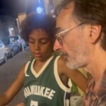 Regina Casé Instagram - Esse é @luizzerbini pai da minha filha @beneditazerbini e vô do meu neto Brás. Eu adoro ele não só por isso ou por ser o maior pintor que existe e o que mais me emociona,mas também pq ele tem uma memória incrível (😂piada interna) e como a gente se conhece desde o paleolítico da nossa história,nós lembramos mil coisas o tempo todo e a dá muita risada… Esse carrossel poderia se chamar: “DE FÉRIAS COM O EX !😂 1 nós no mar 2 Luiz e Benedita na Igreja do Boqueirão 3 vó Yayá vô Zerbini o q arde cura 4 no atelier do querido @daniel.jorge_ 5 na exposição deslumbrante de @walterfirmo 6 Parabéns! @gilmarilia MAM Salvador 7 tomando a fresca no Largo de Santo Antônio com @apitta73 e yoyô @eciavatta 8 2 artistas falando sobre seus trabalhos 8 tomando a fresca no Largo de Santo Antônio com @apitta73 e yoyô @eciavatta t 9 noite da beleza negra 10 nós no por do sol da baia de todos os santos