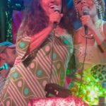 Regina Casé Instagram - Ela me chamou e eu fui. Subi no palco para cantar com @maeana_ ! Adoro ela… Gosto de tudo! Da voz, da interpretação, das falas entre as músicas, do conceito do show, do cenário, do figurino… Tem alguma coisa nela me identifico muito! E me sinto muito bem ali! Muito amor ❤️ #reginacase #salvador #maeana #bahia