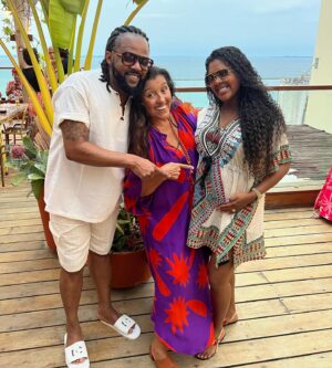 Regina Casé Instagram - Papai @xandedepilares
 mamãe @mikimbeth  e a dinda aqui vão mostrar pra Estrela quando ela nascer,como foi linda essa primeira viagem dela pra Bahia ,ainda na barriga!!!❤️❤️❤️acham que ela tá curtindo Salvador?😅😍