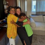 Regina Casé Instagram - Gente, quando eu lembro o que foi a minha chegada no Rio, vinda de Boston e Nova York… Dois voos, chegada em São Paulo às cinco da manhã, esperar até às nove, aterrissar no Galeão… Sair correndo para o salão para me recauchutar, unha e cabelo… A sorte é que eu fiz um pit stop em casa e ganhei o abraço mais gostoso do mundo. Depois, subi o Morro do Cantagalo para inaugurar a Biblioteca Regina Casé. Foi uma alegria, mas também gastei muita energia. Recebi muitos beijos, mas também dei um milhão de abraços. Na sequência, fui com @beneditazerbini para o lançamento do livro do pai dela, @luizpzerbini , na @carpintaria.rj Voltei para casa correndo, cabelo, maquiagem… Fui para o aniversário de casamento dos queridos amigos @annybmeisler e @RonyMeisler, no Copacabana Palace. E ainda dei de cara com o show do meu compadre @xandedepilares lá. Já viu, mesmo exausta, sambei para caramba!! Nem eu acredito que consegui fazer isso tudo.