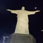 Regina Casé Instagram - Ontem foi dia de agradecer! 🙏🏻 15 anos do acidente do meu Yoyô… Que deixou ele sem se mexer do pescoço pra baixo… E o tanto que ele conseguiu recuperar, com a sua determinação, coragem, inteligência, paciência, resiliência e sabedoria tem mesmo que ser celebrado! Foi muito mais do que emocionante a noite de ontem com aquela lua, no alto do Corcovado, aos pés do Cristo Redentor, cercados de todos os nossos amigos, amores, os médicos, enfermeiros, tanta gente que nos ajudou naquele momento… Choramos e rimos, lavamos a alma, @eciavatta nosso mestre em mostrar que “sofrimento não atrapalha felicidade”! ❤️ #ReginaCasé #Familia #EstevaoCiavatta