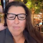 Regina Casé Instagram - Gente, quando eu lembro o que foi a minha chegada no Rio, vinda de Boston e Nova York… Dois voos, chegada em São Paulo às cinco da manhã, esperar até às nove, aterrissar no Galeão… Sair correndo para o salão para me recauchutar, unha e cabelo… A sorte é que eu fiz um pit stop em casa e ganhei o abraço mais gostoso do mundo. Depois, subi o Morro do Cantagalo para inaugurar a Biblioteca Regina Casé. Foi uma alegria, mas também gastei muita energia. Recebi muitos beijos, mas também dei um milhão de abraços. Na sequência, fui com @beneditazerbini para o lançamento do livro do pai dela, @luizpzerbini , na @carpintaria.rj Voltei para casa correndo, cabelo, maquiagem… Fui para o aniversário de casamento dos queridos amigos @annybmeisler e @RonyMeisler, no Copacabana Palace. E ainda dei de cara com o show do meu compadre @xandedepilares lá. Já viu, mesmo exausta, sambei para caramba!! Nem eu acredito que consegui fazer isso tudo.
