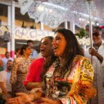 Regina Casé Instagram - Nesta hora eu chorei mesmo! Sempre sonhei juntar meus amigos da Bahia com os do Rio! Todos disseram que não dava pra vir e eu morri de pena... De repente ouço a voz de @aloisiomenezesoficial , @portella.acucar e @vekoaraujo com aquele sombreiro lindo do @cortejoafro ! Que felicidade poder apresentar essa gente que eu amo tanto de lá pra todos que amo tanto daqui, como esses daí... juntar @donadamangueira , @ivanirdossantos.rio , @vovodoile_oficial e muito mais! Obrigada, Yoyô! Por ter me dado mais esse presente! Foi lindo demais esse encontro! E justamente LÁ... Na @mangueira_oficial ! Onde o Rio é mais baiano! 🩷💚 📸: @leandrojorasfoto #Case70 #ReginaCase