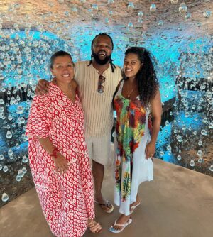 Regina Casé Instagram - Papai @xandedepilares
 mamãe @mikimbeth  e a dinda aqui vão mostrar pra Estrela quando ela nascer,como foi linda essa primeira viagem dela pra Bahia ,ainda na barriga!!!❤️❤️❤️acham que ela tá curtindo Salvador?😅😍