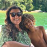 Regina Casé Instagram - Domingo de Páscoa com a família! Mergulhar na natureza é também uma forma de louvar a Deus… É nela que eu sinto mais forte a presença Dele! 🤍
