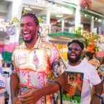Regina Casé Instagram - Nesta hora eu chorei mesmo! Sempre sonhei juntar meus amigos da Bahia com os do Rio! Todos disseram que não dava pra vir e eu morri de pena... De repente ouço a voz de @aloisiomenezesoficial , @portella.acucar e @vekoaraujo com aquele sombreiro lindo do @cortejoafro ! Que felicidade poder apresentar essa gente que eu amo tanto de lá pra todos que amo tanto daqui, como esses daí... juntar @donadamangueira , @ivanirdossantos.rio , @vovodoile_oficial e muito mais! Obrigada, Yoyô! Por ter me dado mais esse presente! Foi lindo demais esse encontro! E justamente LÁ... Na @mangueira_oficial ! Onde o Rio é mais baiano! 🩷💚 📸: @leandrojorasfoto #Case70 #ReginaCase