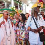 Regina Casé Instagram - Nesta hora eu chorei mesmo! Sempre sonhei juntar meus amigos da Bahia com os do Rio! Todos disseram que não dava pra vir e eu morri de pena... De repente ouço a voz de @aloisiomenezesoficial , @portella.acucar e @vekoaraujo com aquele sombreiro lindo do @cortejoafro ! Que felicidade poder apresentar essa gente que eu amo tanto de lá pra todos que amo tanto daqui, como esses daí... juntar @donadamangueira , @ivanirdossantos.rio , @vovodoile_oficial e muito mais! Obrigada, Yoyô! Por ter me dado mais esse presente! Foi lindo demais esse encontro! E justamente LÁ... Na @mangueira_oficial ! Onde o Rio é mais baiano! 🩷💚 📸: @leandrojorasfoto #Case70 #ReginaCase