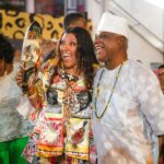 Regina Casé Instagram - Nesta hora eu chorei mesmo! Sempre sonhei juntar meus amigos da Bahia com os do Rio! Todos disseram que não dava pra vir e eu morri de pena... De repente ouço a voz de @aloisiomenezesoficial , @portella.acucar e @vekoaraujo com aquele sombreiro lindo do @cortejoafro ! Que felicidade poder apresentar essa gente que eu amo tanto de lá pra todos que amo tanto daqui, como esses daí... juntar @donadamangueira , @ivanirdossantos.rio , @vovodoile_oficial e muito mais! Obrigada, Yoyô! Por ter me dado mais esse presente! Foi lindo demais esse encontro! E justamente LÁ... Na @mangueira_oficial ! Onde o Rio é mais baiano! 🩷💚 📸: @leandrojorasfoto #Case70 #ReginaCase