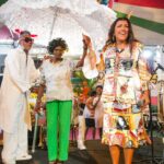 Regina Casé Instagram - Nesta hora eu chorei mesmo! Sempre sonhei juntar meus amigos da Bahia com os do Rio! Todos disseram que não dava pra vir e eu morri de pena... De repente ouço a voz de @aloisiomenezesoficial , @portella.acucar e @vekoaraujo com aquele sombreiro lindo do @cortejoafro ! Que felicidade poder apresentar essa gente que eu amo tanto de lá pra todos que amo tanto daqui, como esses daí... juntar @donadamangueira , @ivanirdossantos.rio , @vovodoile_oficial e muito mais! Obrigada, Yoyô! Por ter me dado mais esse presente! Foi lindo demais esse encontro! E justamente LÁ... Na @mangueira_oficial ! Onde o Rio é mais baiano! 🩷💚 📸: @leandrojorasfoto #Case70 #ReginaCase