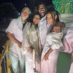 Regina Casé Instagram - Foram três escolas, um salto triplo! Primeiro, a Grande Rio, @granderio ❤️🤍💚onde eu vim de Onça e foi uma coisa tão linda! Obrigada pelo convite e pelo carinho! Depois, na querida Mocidade @mocidadeoficial 💚🤍, representando Tarsila do Amaral. Olha que honra! Muito bom voltar a estar perto de vcs! E, na sequência, a emoção de estar junto com todos os amigos, na maravilhosa @mangueira_oficial homenageando nossa amada Alcione! @alcioneamarrom 🩷💚 Tudo isso foi um banho de felicidade! Eu vou torcer por todas elas! Que a escolha seja justa e feliz! Já faz tempo que eu desisti de escolher uma só, no meu coração cabe todo o carnaval do Rio de Janeiro, cabem todas as escolas… Por mim eu saía em todas! Porque eu amo mesmo é o samba e o povo na rua!!!