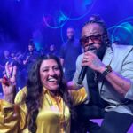 Regina Casé Instagram - Gente, quando eu lembro o que foi a minha chegada no Rio, vinda de Boston e Nova York… Dois voos, chegada em São Paulo às cinco da manhã, esperar até às nove, aterrissar no Galeão… Sair correndo para o salão para me recauchutar, unha e cabelo… A sorte é que eu fiz um pit stop em casa e ganhei o abraço mais gostoso do mundo. Depois, subi o Morro do Cantagalo para inaugurar a Biblioteca Regina Casé. Foi uma alegria, mas também gastei muita energia. Recebi muitos beijos, mas também dei um milhão de abraços. Na sequência, fui com @beneditazerbini para o lançamento do livro do pai dela, @luizpzerbini , na @carpintaria.rj Voltei para casa correndo, cabelo, maquiagem… Fui para o aniversário de casamento dos queridos amigos @annybmeisler e @RonyMeisler, no Copacabana Palace. E ainda dei de cara com o show do meu compadre @xandedepilares lá. Já viu, mesmo exausta, sambei para caramba!! Nem eu acredito que consegui fazer isso tudo.