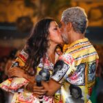Regina Casé Instagram - Um dos momentos mais emocionantes da minha festa foi quando o Yoyô subiu no palco e, ao som de Fogo e Paixão, fez essa declaração de amor. Te amo, Yoyô! ❤️ *********^^^^******^^^^^^******^^^^^ Amor de uma vida se constrói durante uma vida. Um sentimento recíproco que pulsa dentro do coração e se espalha pelo corpo todo. E tão gigante que consegue ultrapassar todos os desafios e dramas, que são inevitáveis, além das dificuldades do dia-a-dia, coisas pequenas que podem ser, num momento de desespero, a gota d’água. Mas nosso copo é grande e largo, como o lago do amor. E quando está tudo em paz, é a maior maravilha do mundo! Ter uma parceira para encarar esse mundo louco. O colo num dia daqueles... O carinho que vem do nada, sem pedir nada em troca... Uma conversa que põe tudo no lugar... E, porque não, um 5ex0 gostoso! Quem casa quer casa. Quem quer casa, quer criança. Hoje somos uma família com filha, filho, neto, genro e amigos. Parabéns Yaya! 📸: @leandrojorasfoto