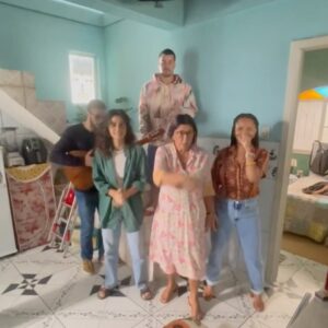 Regina Casé Instagram - ACABOU! 
Ontem terminamos um trabalho lindo! 
Que delícia e privilégio viver Dona Lurdes mais uma vez! 
Maravilhoso encontrar meus amores no set para contarmos mais histórias juntos ❤️
Não sei nem por onde começar a agradecer…
Vou pelo caminho de agradecer a @manueladiasautora , ao diretor @crismarquesreis e TODA essa equipe apaixonante que trabalhou tanto e tão lindamente para fazer esse filme acontecer! 
Agradecer ao elenco (que eu estava morrendo de saudade) e aos meus novos e maravilhosos parceiros de cena!
Teve dancinha e muito amor! 
Mal posso esperar para ver com vocês! 
Imagina só Dona Lurdes na telona??? 😍😍
Obrigada, mais uma vez, a todos!
Dona Lurdes, o Filme, em breve nos cinemas! ❤️ 

#ReginaCase #AmorDeMae #DonaLurdesOFilme