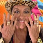 Regina Casé Instagram - Pense numa onça feliz! 🐆 Quero agradecer à @granderio Por ter me acolhido com tanto carinho Agradeço também ao carnaval do Rio de Janeiro Por me alimentar de energia para o ano inteiro E agradeço Mais uma vez ao samba Que me sustenta e me cura! Bora minha gente que hoje tem mais!!! Daqui a pouco venho no começo da minha queridíssima @mocidadeoficial. E, mais tarde, aceitei o convite da nossa adorada @alcioneamarrom pra vir com ela na @mangueira_oficial que a gente tanto Ama! 🐆❤️ #ReginaCase #Carnaval #GrandeRio