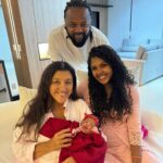 Regina Casé Instagram - Um dos presentes mais lindos que eu recebi esse ano foi a ESTRELA! 🌟💫 Sim, esse é o nome dela, dessa menininha linda, filha da @mikimbeth e @xandedepilares A Dinda já está completamente apaixonada por você, meu amor!!! ❤️ #ReginaCase
