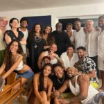 Regina Casé Instagram - Olha a noite de ontem que delícia! A gente não chega na Bahia se não chegar no @caetanoveloso… Tanta música boa Tanta gente da antiga E gente nova pra gente gostar… Adorei! @paulalavigne! ❤️ Cata só quem tá nessa foto! E me fala quem você achou! 👀 #ReginaCase #Bahia #Salvador #CaetanoVeloso