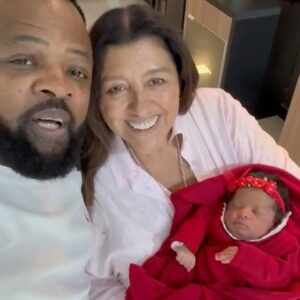 Regina Casé Instagram - Um dos presentes mais lindos que eu recebi esse ano foi a ESTRELA! 🌟💫
Sim, esse é o nome dela, dessa menininha linda, filha da @mikimbeth e @xandedepilares 
A Dinda já está completamente apaixonada por você, meu amor!!! ❤️

#ReginaCase