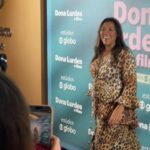 Regina Casé Instagram - Quinta-feira, dia 28 de março, chega ao cinema Dona Lurdes, o filme! Ontem tivemos uma noite de pré-estreia para a equipe! E foi tão amoroso e bonito quanto nas filmagens. Agradeço a todos os parceiros, muitos se tornaram amigos, outros quase da família... Rever os antigos companheiros que juntos atravessaram a pandemia, as duas fases da novela... E ter a chance de estar de novo em encontro com atores e atrizes maravilhosos! E festejar os novos encontros! Quanto amor! Amor de mãe! Amor de Dona Lurdes! O filme é leve, engraçado, foi bom ver as pessoas saindo de lá como se tivesse recebido um colinho dessa mãe. Espero vocês na telona! ❤️ Quem vai assistir???