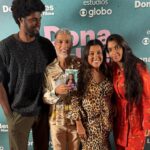 Regina Casé Instagram - Quinta-feira, dia 28 de março, chega ao cinema Dona Lurdes, o filme! Ontem tivemos uma noite de pré-estreia para a equipe! E foi tão amoroso e bonito quanto nas filmagens. Agradeço a todos os parceiros, muitos se tornaram amigos, outros quase da família... Rever os antigos companheiros que juntos atravessaram a pandemia, as duas fases da novela... E ter a chance de estar de novo em encontro com atores e atrizes maravilhosos! E festejar os novos encontros! Quanto amor! Amor de mãe! Amor de Dona Lurdes! O filme é leve, engraçado, foi bom ver as pessoas saindo de lá como se tivesse recebido um colinho dessa mãe. Espero vocês na telona! ❤️ Quem vai assistir???