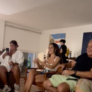 Regina Casé Instagram - Olha a noite de ontem que delícia! 
A gente não chega na Bahia se não chegar no @caetanoveloso…
Tanta música boa
Tanta gente da antiga 
E gente nova pra gente gostar…
Adorei! @paulalavigne! ❤️
Cata só quem tá nessa foto! 
E me fala quem você achou! 👀

#ReginaCase #Bahia #Salvador #CaetanoVeloso