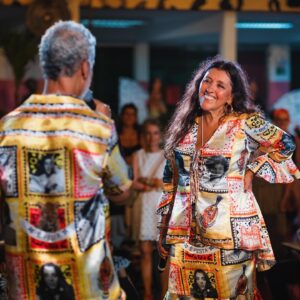 Regina Casé Instagram - Um dos momentos mais emocionantes da minha festa foi quando o Yoyô subiu no palco e, ao som de Fogo e Paixão, fez essa declaração de amor. 
Te amo, Yoyô! ❤️
*********^^^^******^^^^^^******^^^^^
Amor de uma vida se constrói durante uma vida. Um sentimento recíproco que pulsa dentro do coração e se espalha pelo corpo todo. E tão gigante que consegue ultrapassar todos os desafios e dramas, que são inevitáveis, além das dificuldades do dia-a-dia, coisas pequenas que podem ser, num momento de desespero, a gota d’água. Mas nosso copo é grande e largo, como o lago do amor.
E quando está tudo em paz, é a maior maravilha do mundo! Ter uma parceira para encarar esse mundo louco. O colo num dia daqueles... O carinho que vem do nada, sem pedir nada em troca... Uma conversa que põe tudo no lugar... E, porque não, um 5ex0 gostoso!
Quem casa quer casa. Quem quer casa, quer criança.
Hoje somos uma família com filha, filho, neto, genro e amigos.
Parabéns Yaya!

📸: @leandrojorasfoto