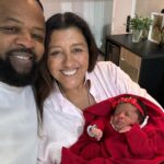 Regina Casé Instagram - Um dos presentes mais lindos que eu recebi esse ano foi a ESTRELA! 🌟💫 Sim, esse é o nome dela, dessa menininha linda, filha da @mikimbeth e @xandedepilares A Dinda já está completamente apaixonada por você, meu amor!!! ❤️ #ReginaCase