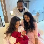 Regina Casé Instagram - Um dos presentes mais lindos que eu recebi esse ano foi a ESTRELA! 🌟💫 Sim, esse é o nome dela, dessa menininha linda, filha da @mikimbeth e @xandedepilares A Dinda já está completamente apaixonada por você, meu amor!!! ❤️ #ReginaCase