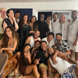 Regina Casé Instagram - Olha a noite de ontem que delícia! 
A gente não chega na Bahia se não chegar no @caetanoveloso…
Tanta música boa
Tanta gente da antiga 
E gente nova pra gente gostar…
Adorei! @paulalavigne! ❤️
Cata só quem tá nessa foto! 
E me fala quem você achou! 👀

#ReginaCase #Bahia #Salvador #CaetanoVeloso
