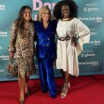 Regina Casé Instagram - Quinta-feira, dia 28 de março, chega ao cinema Dona Lurdes, o filme! Ontem tivemos uma noite de pré-estreia para a equipe! E foi tão amoroso e bonito quanto nas filmagens. Agradeço a todos os parceiros, muitos se tornaram amigos, outros quase da família... Rever os antigos companheiros que juntos atravessaram a pandemia, as duas fases da novela... E ter a chance de estar de novo em encontro com atores e atrizes maravilhosos! E festejar os novos encontros! Quanto amor! Amor de mãe! Amor de Dona Lurdes! O filme é leve, engraçado, foi bom ver as pessoas saindo de lá como se tivesse recebido um colinho dessa mãe. Espero vocês na telona! ❤️ Quem vai assistir???