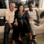 Regina Casé Instagram - Olha a noite de ontem que delícia! A gente não chega na Bahia se não chegar no @caetanoveloso… Tanta música boa Tanta gente da antiga E gente nova pra gente gostar… Adorei! @paulalavigne! ❤️ Cata só quem tá nessa foto! E me fala quem você achou! 👀 #ReginaCase #Bahia #Salvador #CaetanoVeloso