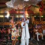 Regina Casé Instagram - Um dos momentos mais emocionantes da minha festa foi quando o Yoyô subiu no palco e, ao som de Fogo e Paixão, fez essa declaração de amor. Te amo, Yoyô! ❤️ *********^^^^******^^^^^^******^^^^^ Amor de uma vida se constrói durante uma vida. Um sentimento recíproco que pulsa dentro do coração e se espalha pelo corpo todo. E tão gigante que consegue ultrapassar todos os desafios e dramas, que são inevitáveis, além das dificuldades do dia-a-dia, coisas pequenas que podem ser, num momento de desespero, a gota d’água. Mas nosso copo é grande e largo, como o lago do amor. E quando está tudo em paz, é a maior maravilha do mundo! Ter uma parceira para encarar esse mundo louco. O colo num dia daqueles... O carinho que vem do nada, sem pedir nada em troca... Uma conversa que põe tudo no lugar... E, porque não, um 5ex0 gostoso! Quem casa quer casa. Quem quer casa, quer criança. Hoje somos uma família com filha, filho, neto, genro e amigos. Parabéns Yaya! 📸: @leandrojorasfoto